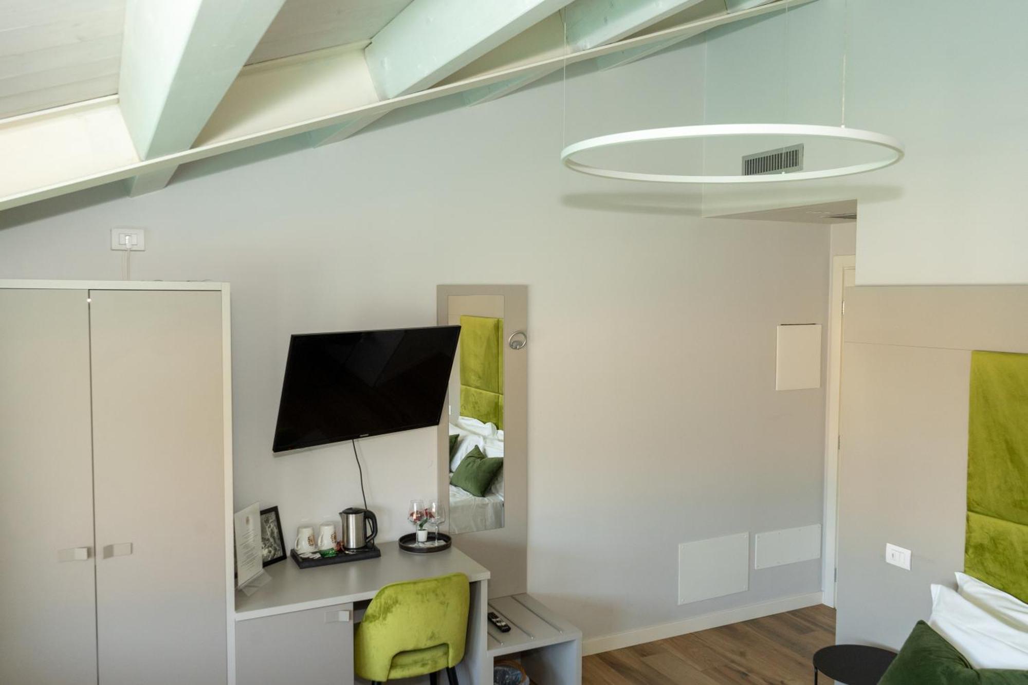 C House Rooms Lake Peschiera del Garda Ngoại thất bức ảnh