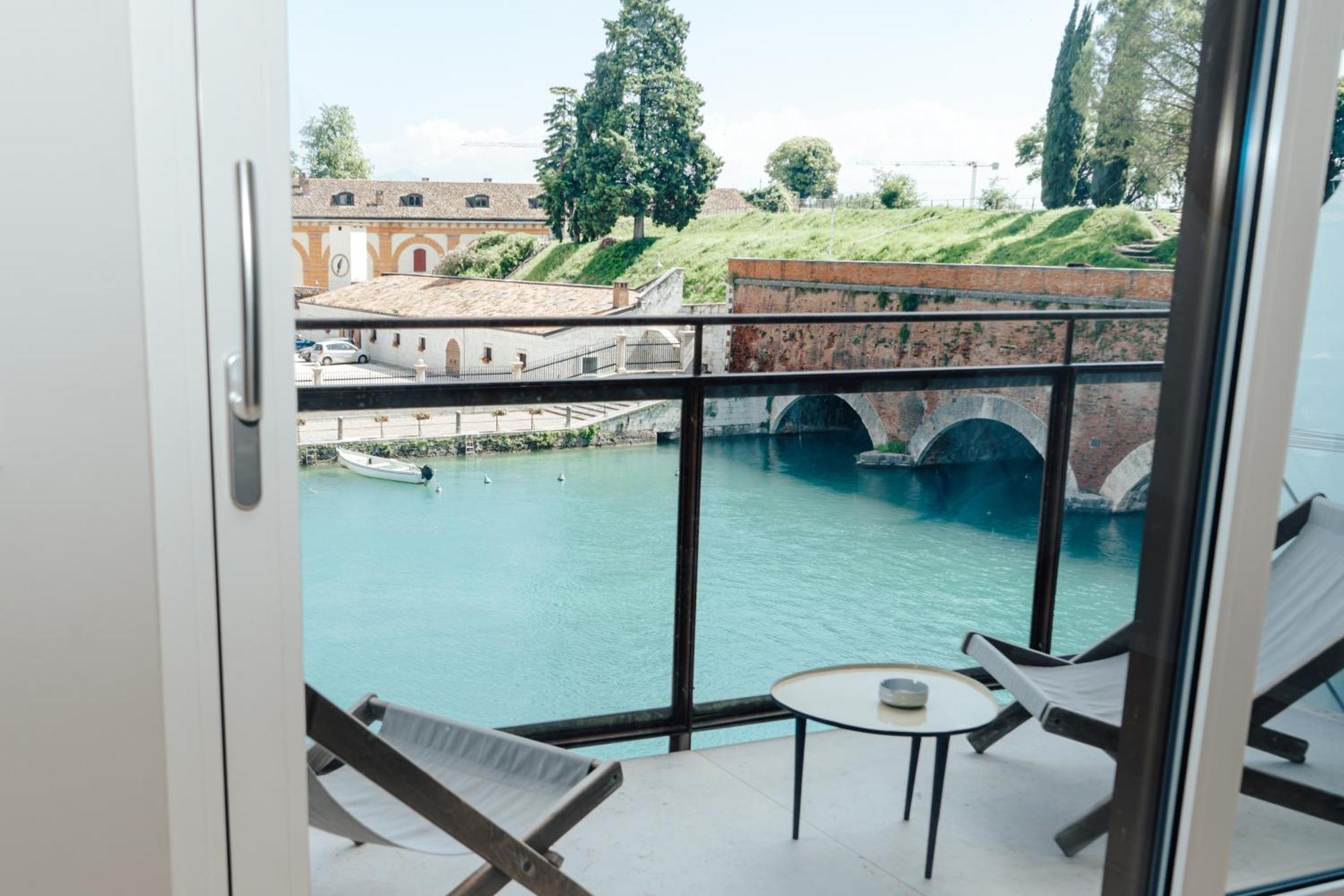 C House Rooms Lake Peschiera del Garda Ngoại thất bức ảnh