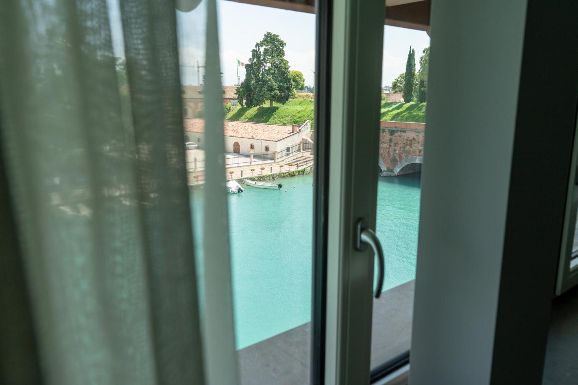 C House Rooms Lake Peschiera del Garda Ngoại thất bức ảnh