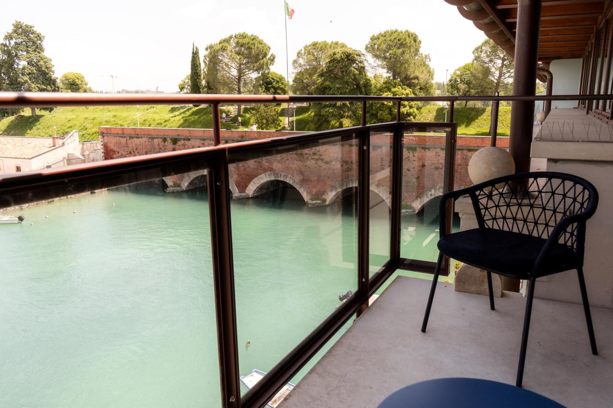 C House Rooms Lake Peschiera del Garda Ngoại thất bức ảnh