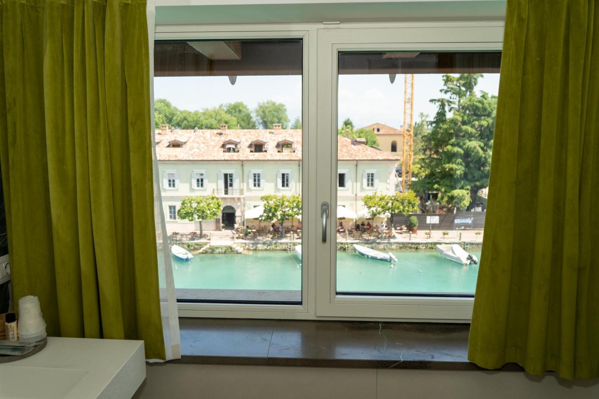 C House Rooms Lake Peschiera del Garda Ngoại thất bức ảnh
